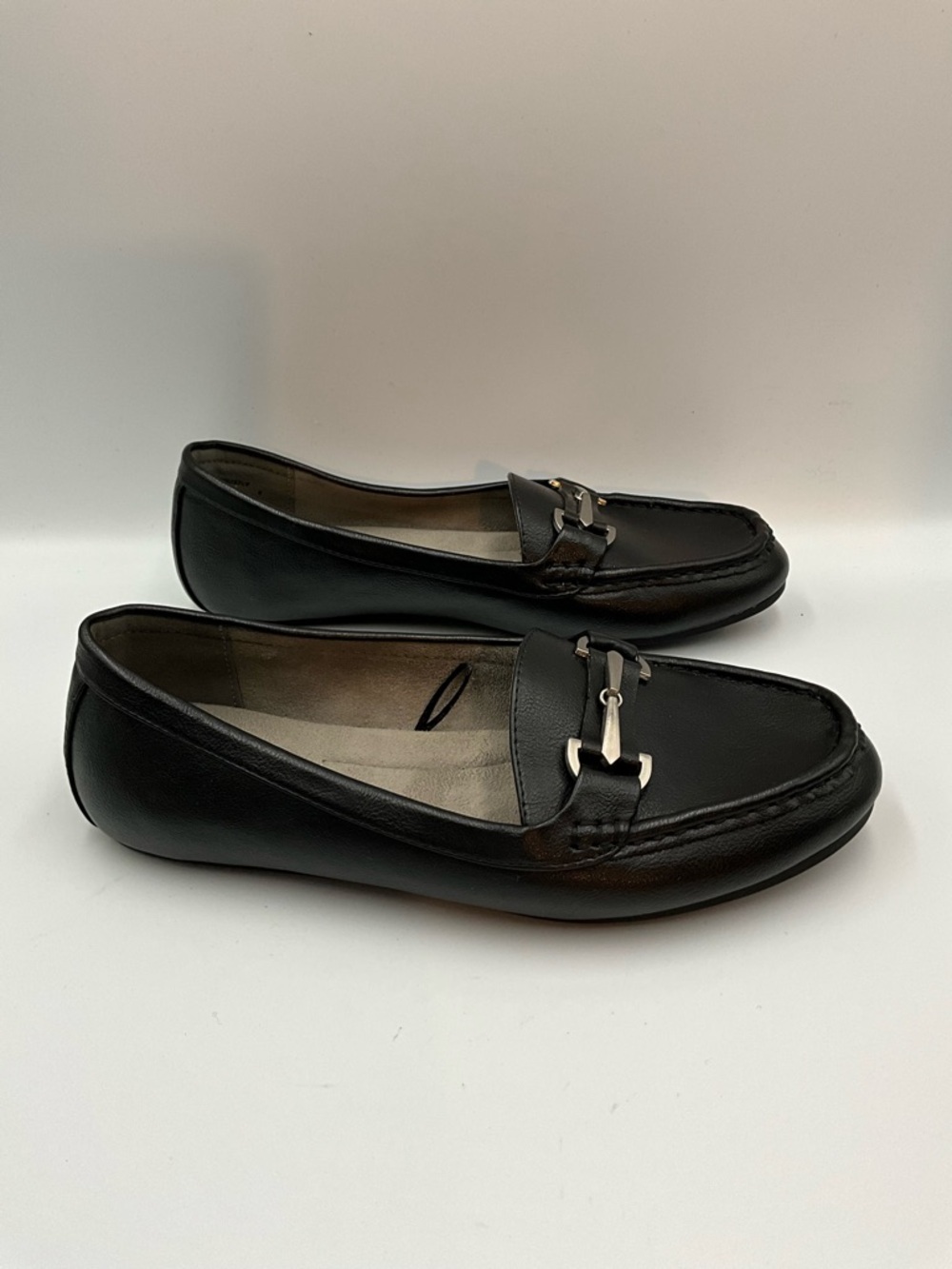 AEROSOLES Loafers Size 9W  Black Leather Metal-Bit Loafers